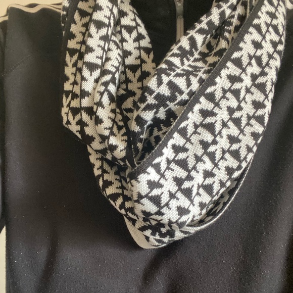 Michael Kors reversible infinity logo scarf - Picture 2 of 4